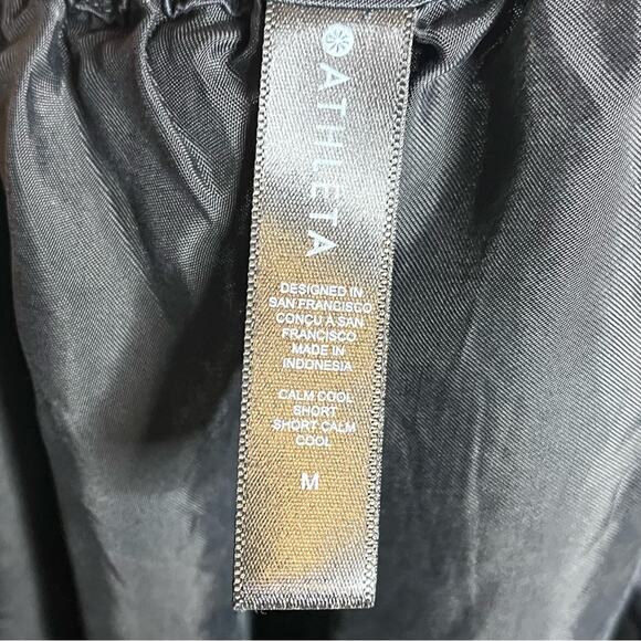 ATHLETA Calm Cool Short in Black Size Medium Satin finish elastic waist - Picture 5 of 6